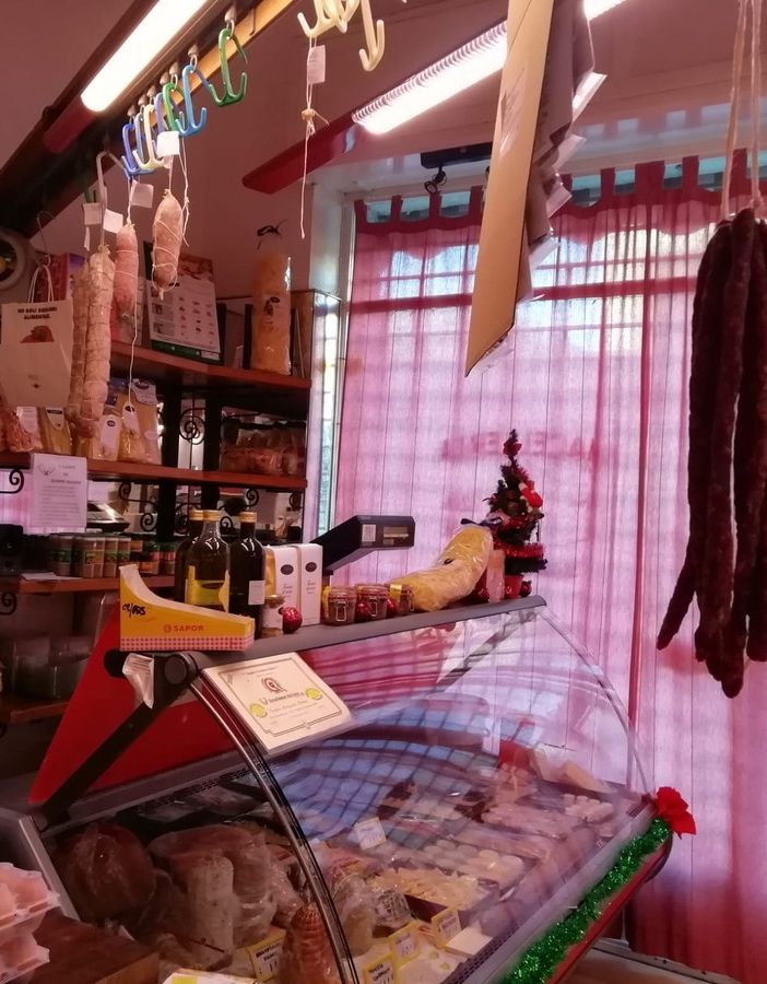 Il negozio dopo la razzia di salami