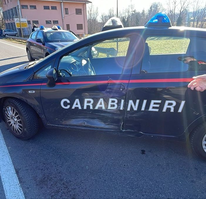 L’auto dei carabinieri urtata nella fiancata