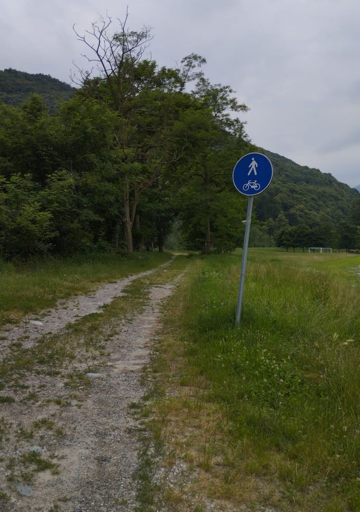 La strada che costeggia il Pellice, la zona dove è avvenuta l’aggressione