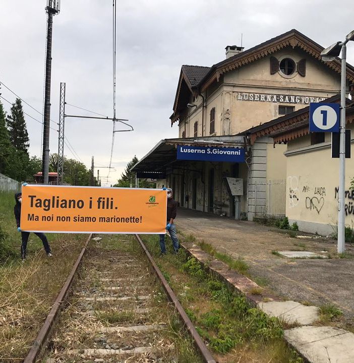 “Noi non siamo marionette”: flash mob sui binari di Legambiente Val Pellice