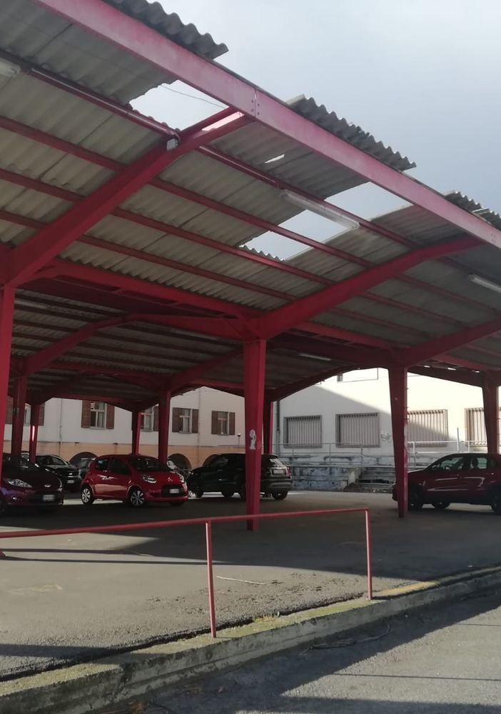 Il vento spazza via alcune lastre del mercato di Luserna San Giovanni: «Le sostituiremo il prossimo anno»