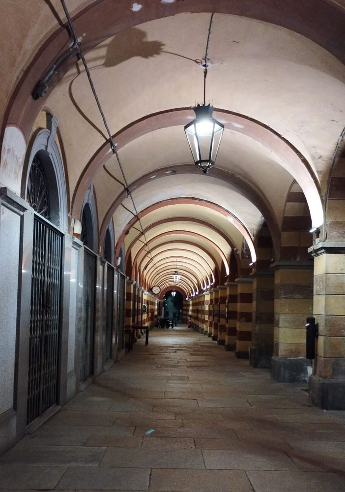 Le nuove lampade sotto i portici di Luserna San Giovanni