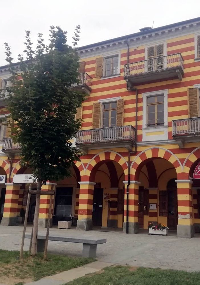 Il palazzo comunale dal lato della scuola di musica