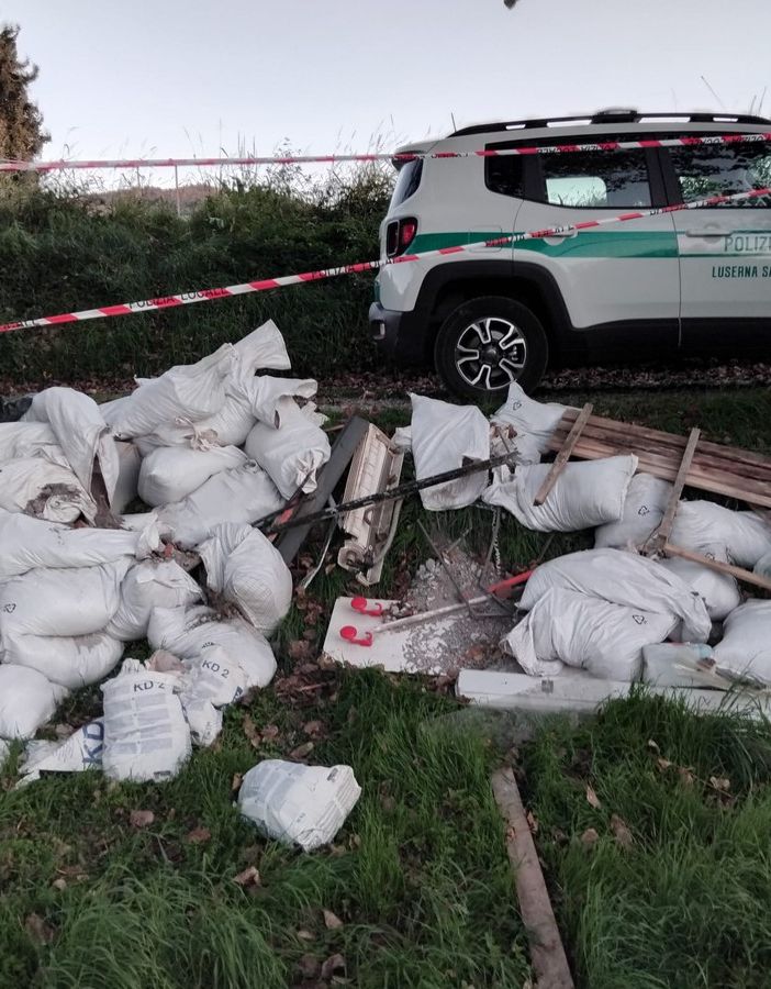 Le macerie abbandonate nel prato a Luserna San Giovanni