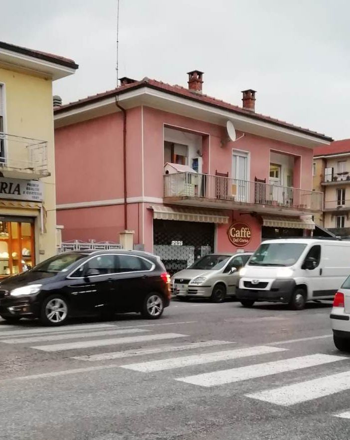 Troppi investimenti sulle strisce pedonali a Luserna San Giovanni? «Toglieremo dei parcheggi in via I Maggio»