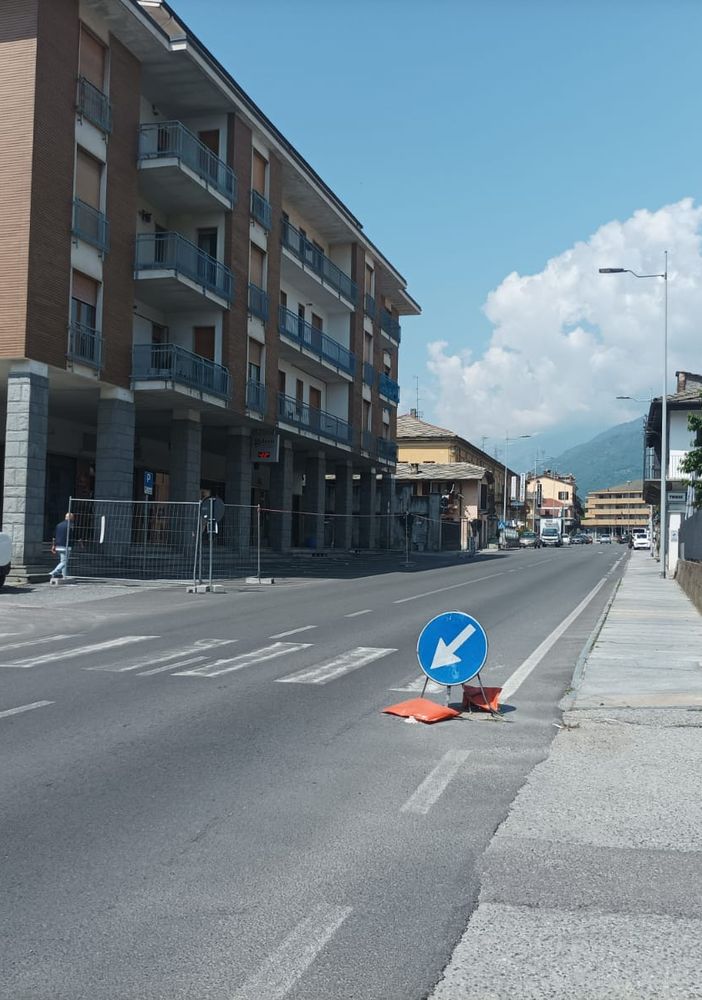 Il tombino in attesa di riparazione dalla scorsa estate