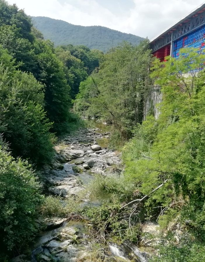 Perdita di acqua con soda caustica nel torrente Luserna: “Il corso è tornato alle condizioni naturali”