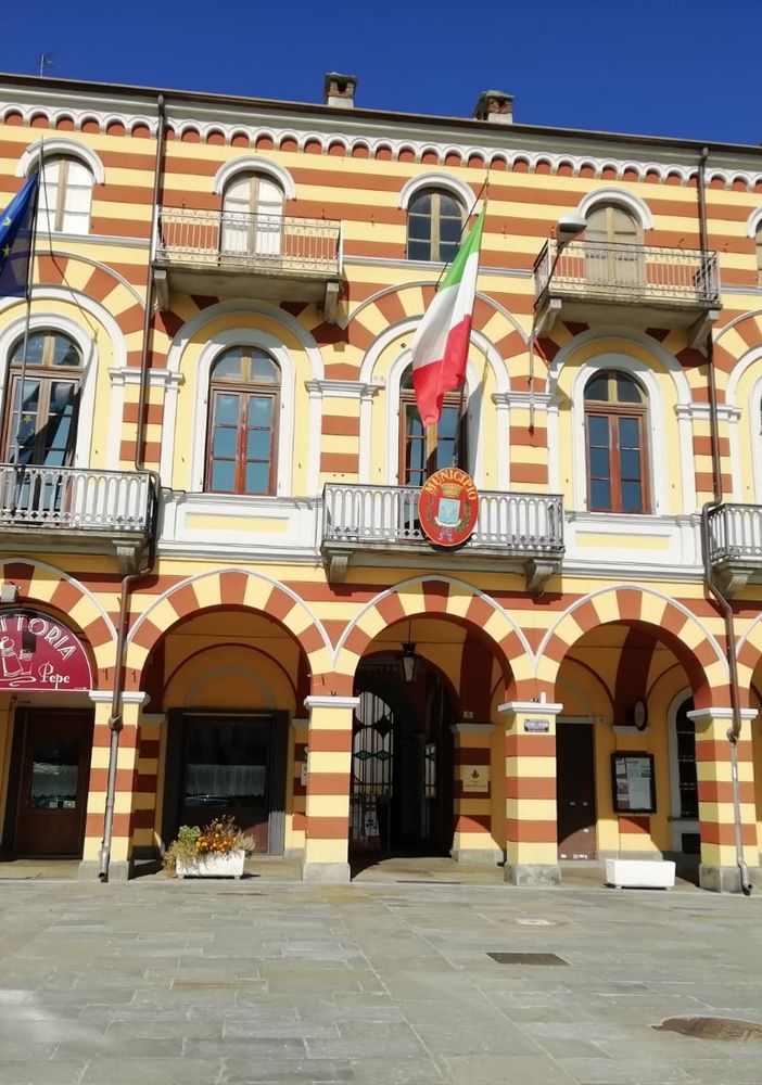 I locali si trovano sotto il porticato del municipio