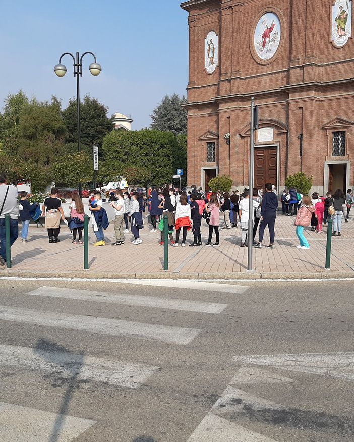 Gli alunni evacuati in piazza Vigo a None