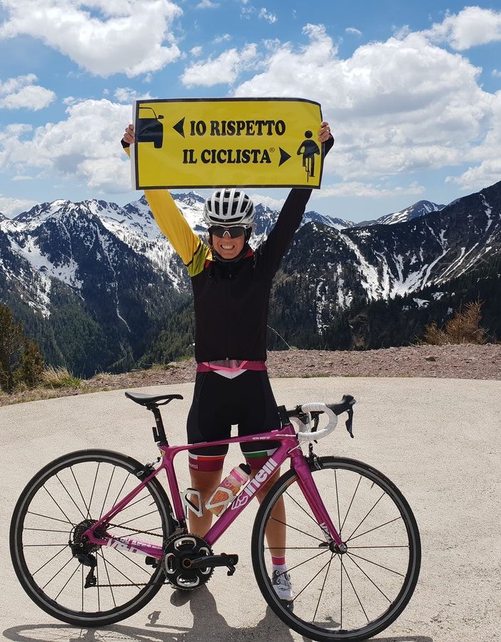 Tre cartelli all’ingresso di Pinerolo e Paola Gianotti per sensibilizzare al rispetto dei ciclisti