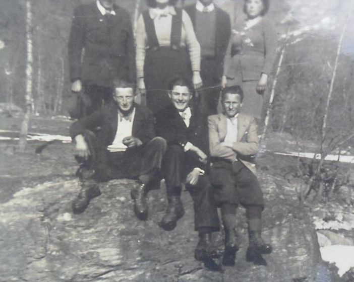 Paul Garnier, in basso a sinistra, con amici