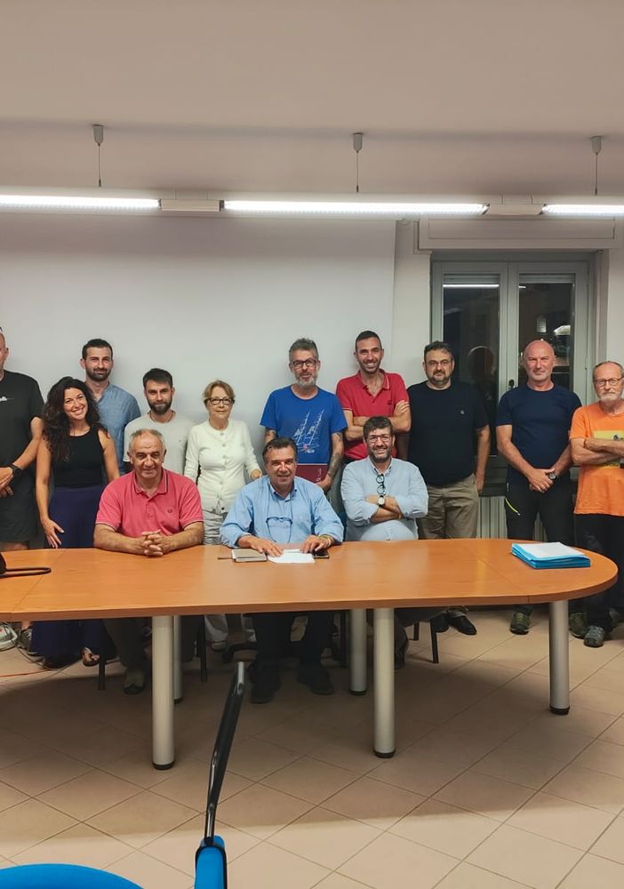 Il nuovo Consiglio dell’Unione montana dei Comuni delle Valli Chisone e Germanasca, con il presidente Breusa seduto al centro