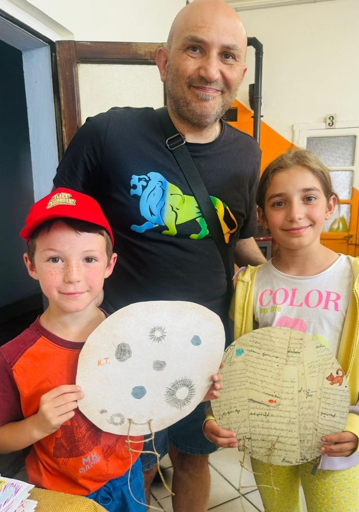 Roberto Pino con due dei bambini che hanno realizzato le decorazioni lunari per la nuova festa perosina