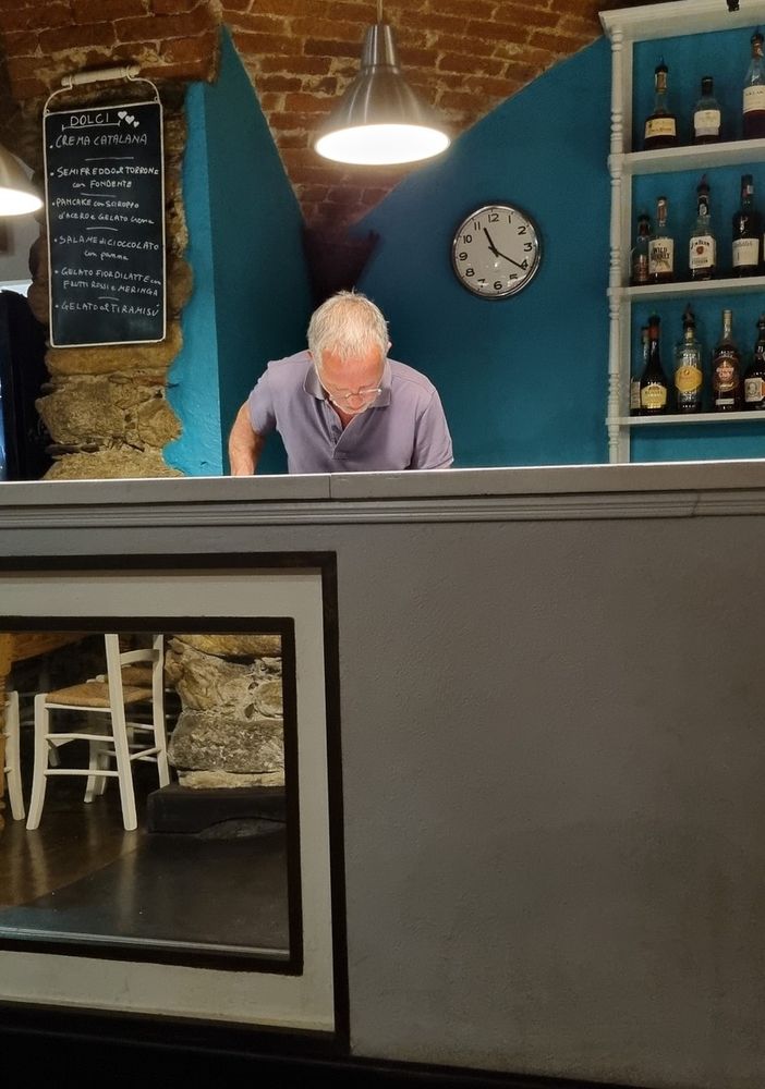 ‘Cenz’ al lavoro nel suo locale