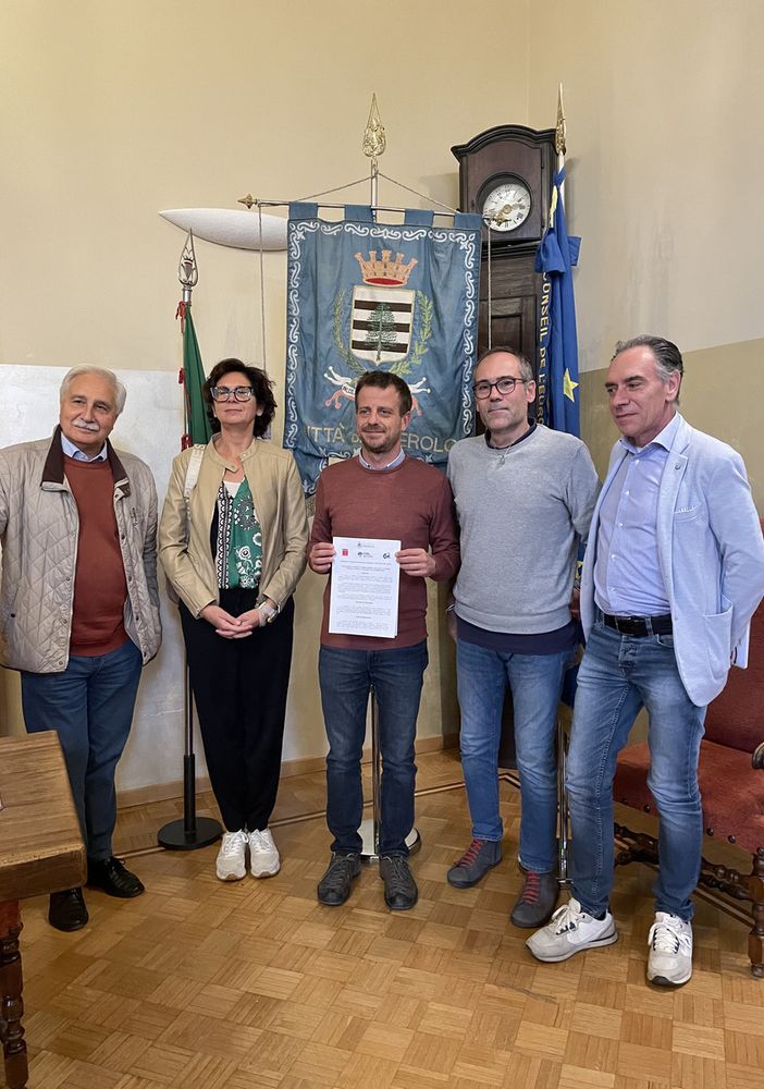 La foto dopo la firma