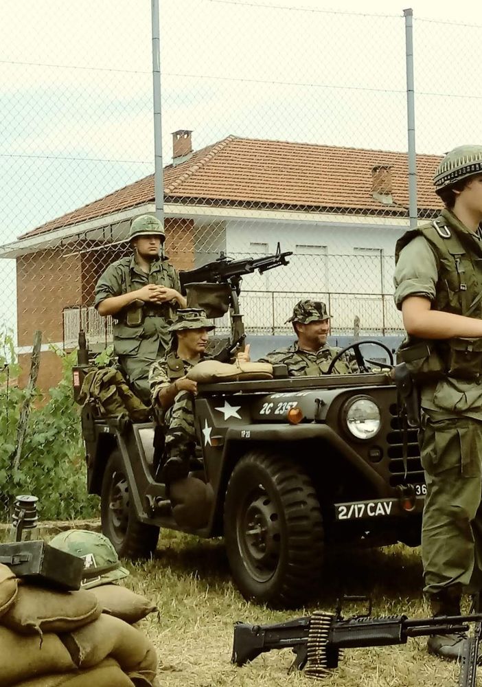 Scene di guerra nel centro di San Pietro Val Lemina, ricordando il disastro del Freidour