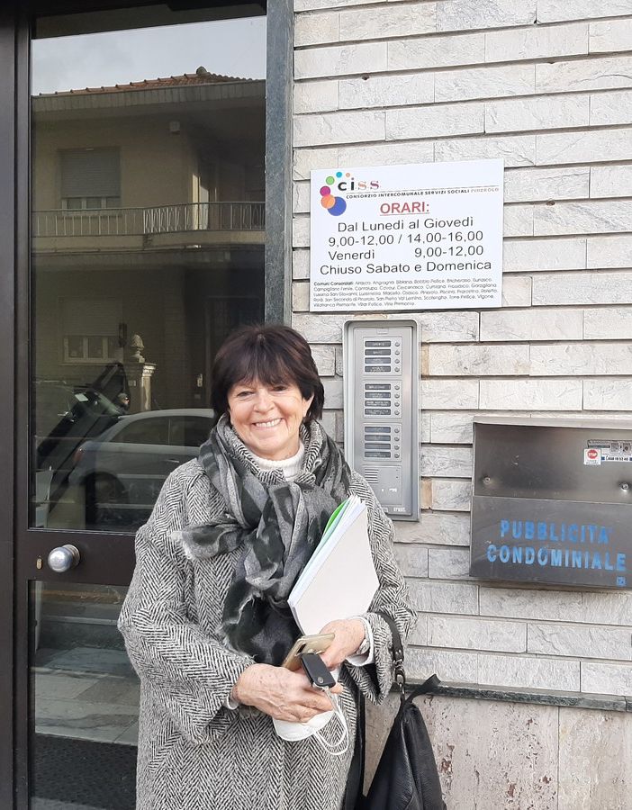 Agnese Buoni fuori dagli uffici del Ciss in via Montebello a Pinerolo
