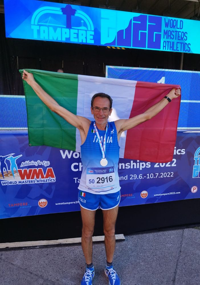 Andrea Burlo con la medaglia d’argento e la bandiera italiana