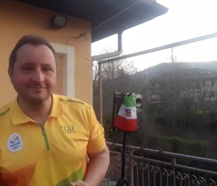 Pinerolo: canzoni e poesie dal terrazzo «per guardare al futuro»