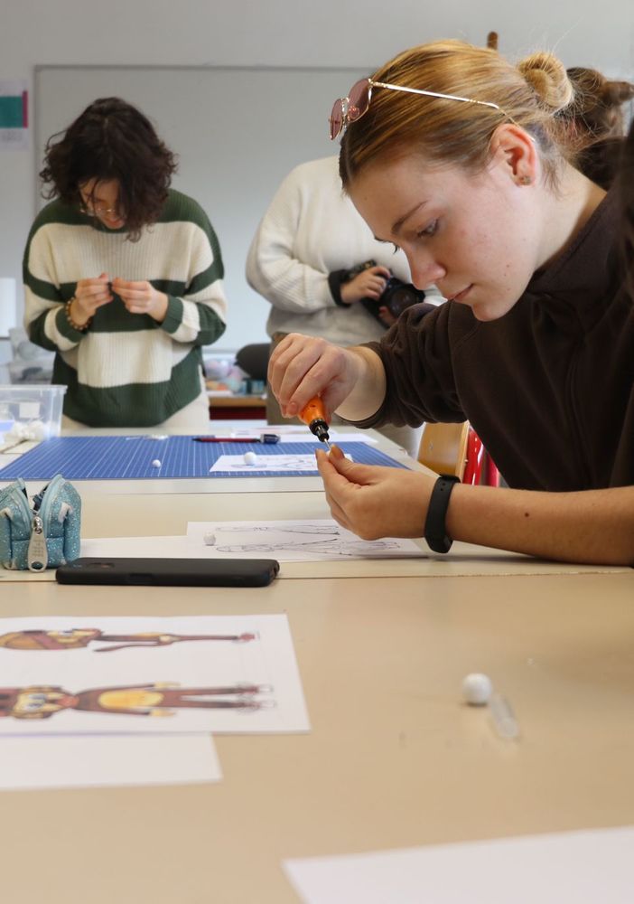Gli studenti del Buniva al lavoro per realizzare i pupazzi protagonisti del cortometraggio (Archivio fotografico IIS M. Buniva)