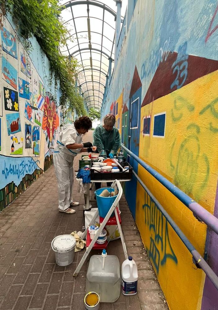 Le volontarie della Fidapa al lavoro nel sottopassaggio di via dei Rochis