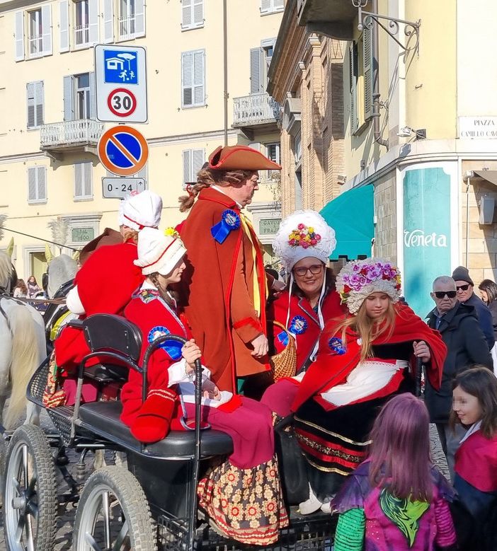 Gianduja e le sue Giacomette sul calesse per la consegna delle chiavi della città