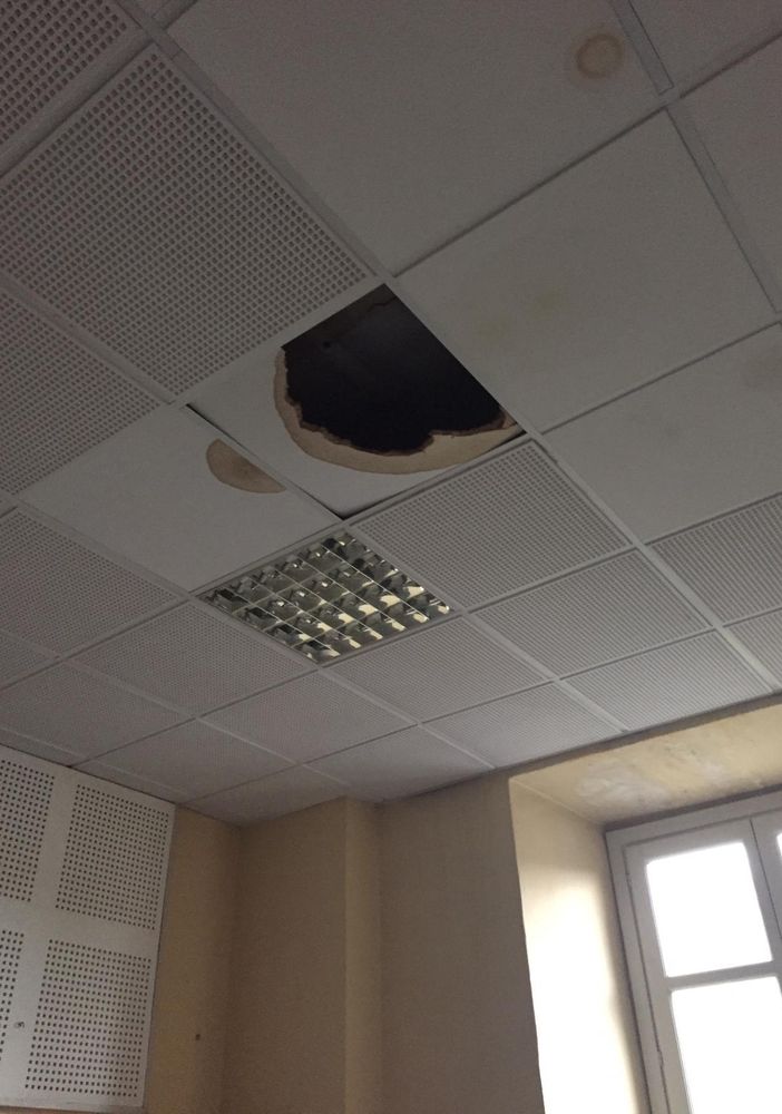 Cede una parte di pannello del controsoffitto di una classe del Liceo Porporato di Pinerolo
