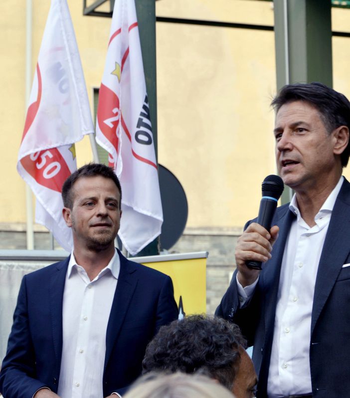 Il sindaco Luca Salvai con il presidente del M5S Giuseppe Conte, che è stato sabato a Pinerolo