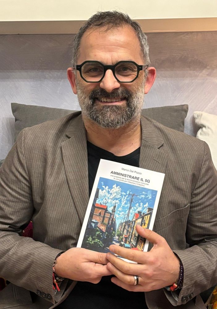 Marco Dal Pozzo con il suo libro ‘Amministrare il 5G’