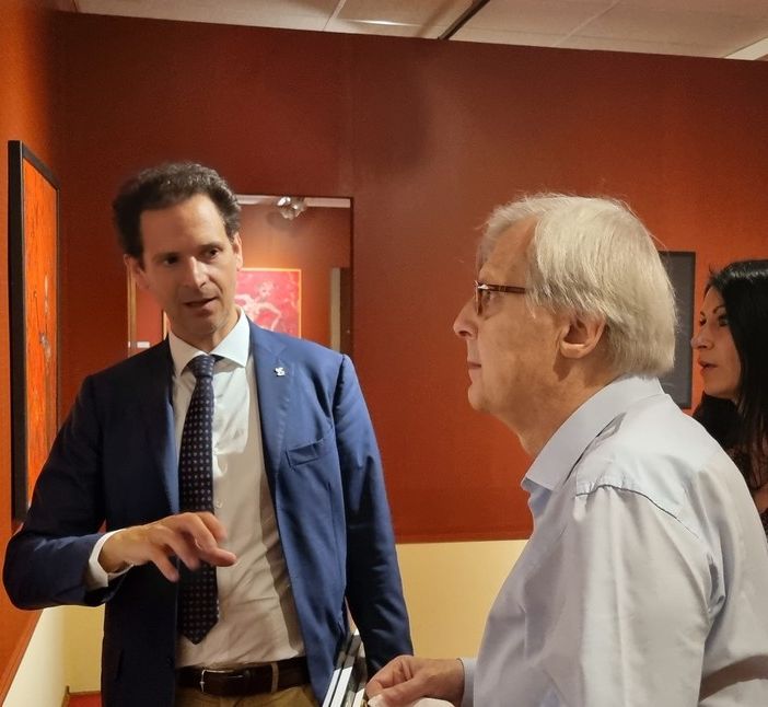 Sgarbi in visita alla mostra di Colombotto Rosso a Palazzo Vittone