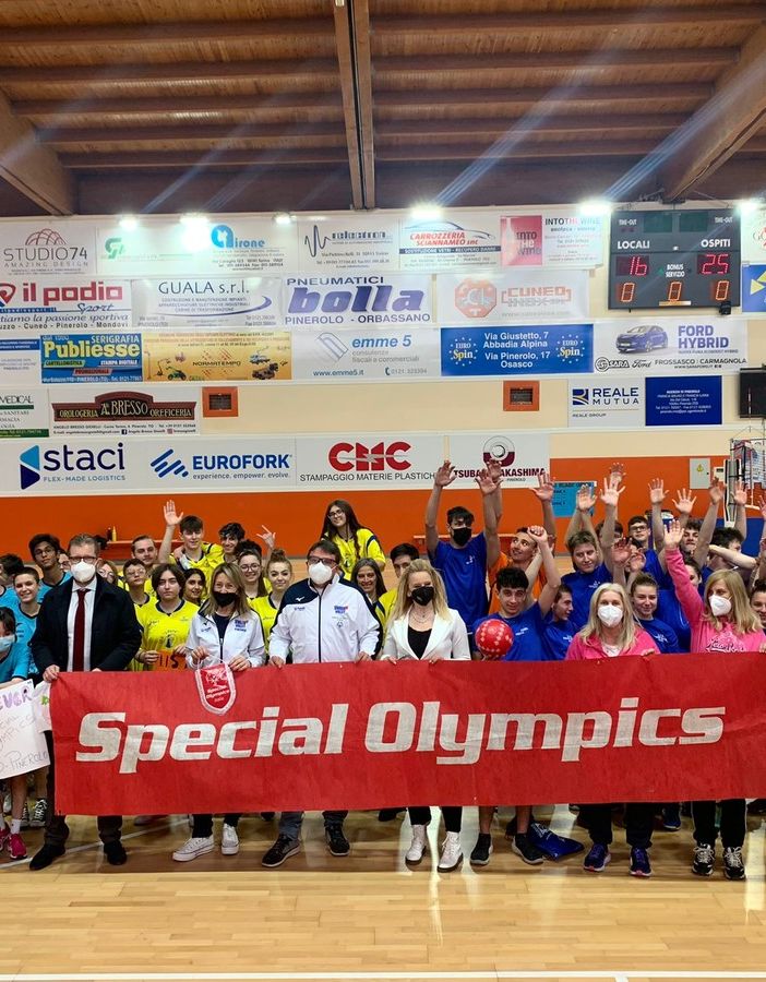 La pallavolo unificata delle superiori accende a Pinerolo la fiamma olimpica