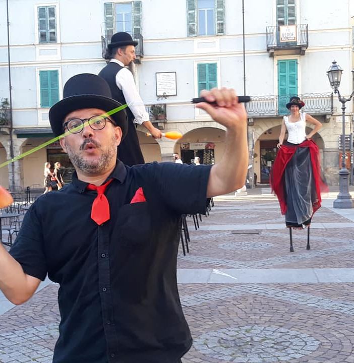 L’acqua “spegne” i giocolieri di fuoco: rinviati gli appuntamenti del week-end dello &quot;Street Art Fest&quot; a Pinerolo