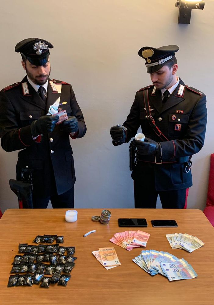 Un minorenne arrestato per spaccio vicino alla stazione di Pinerolo e alle superiori