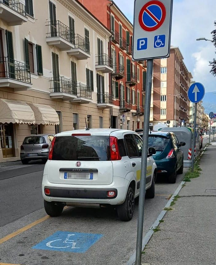 L’auto sullo stallo dei disabili