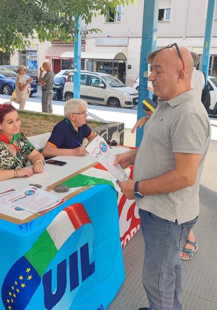 Il banchetto allestito in via Chiappero a Pinerolo
