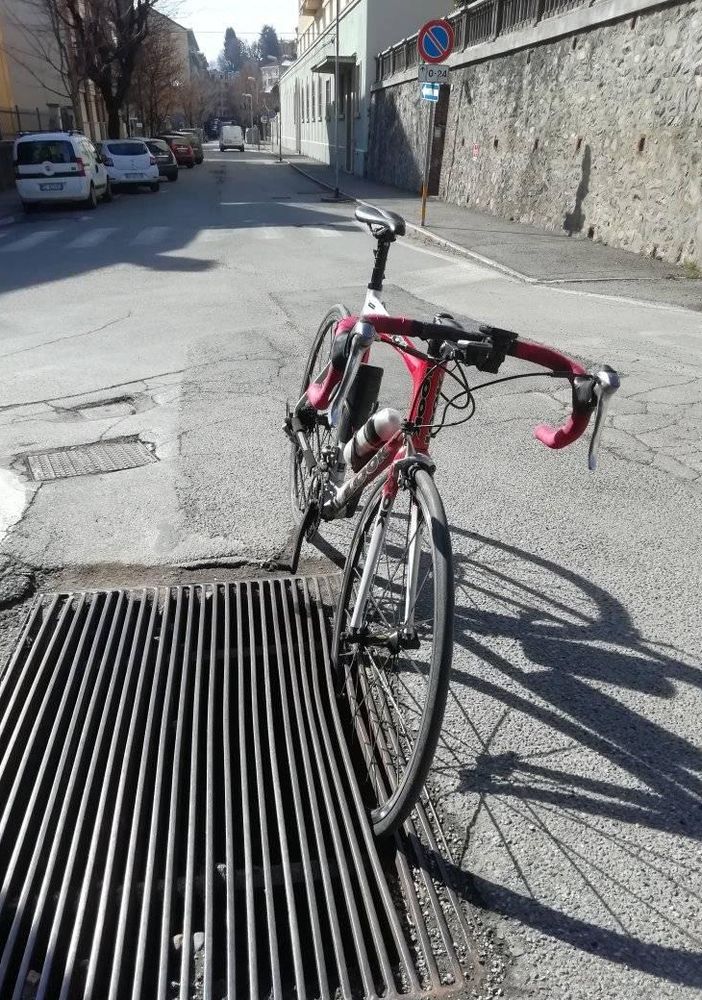 Bicicletta nella griglia in via Davico a Pinerolo