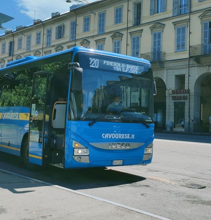 Bus della Cavourese in piazza Cavour a Pinerolo (foto di Cinzia Consolati)