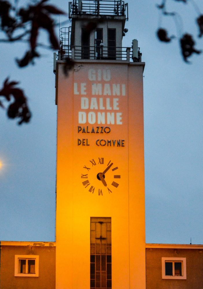La torre del municipio illuminata (foto di Cinzia Consolati)