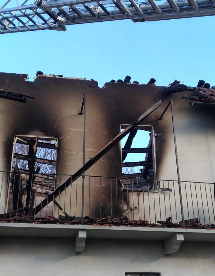 Un incendio divora il tetto di una cascina di Baudenasca