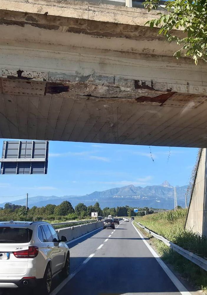 Urto contro un cavalcavia della tangenziale di Pinerolo: «Non ci sono danni strutturali»