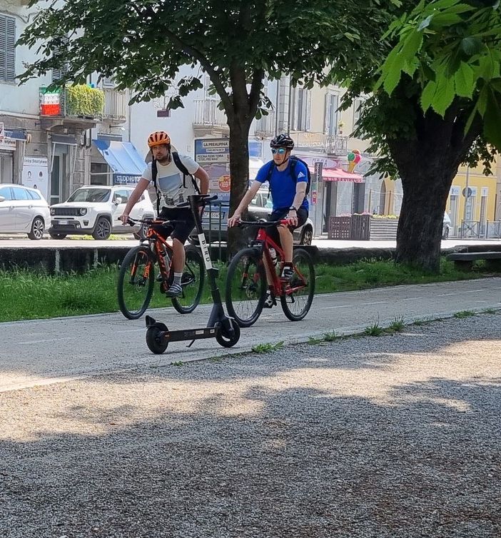 Pinerolo regala a chi va al lavoro in bicicletta un adesivo catarifrangente