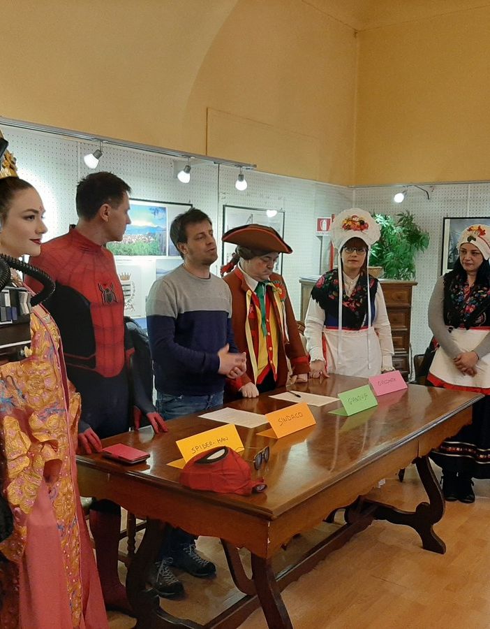 Maschere e cosplayer a Pinerolo per una «parata di gente sgangherata»