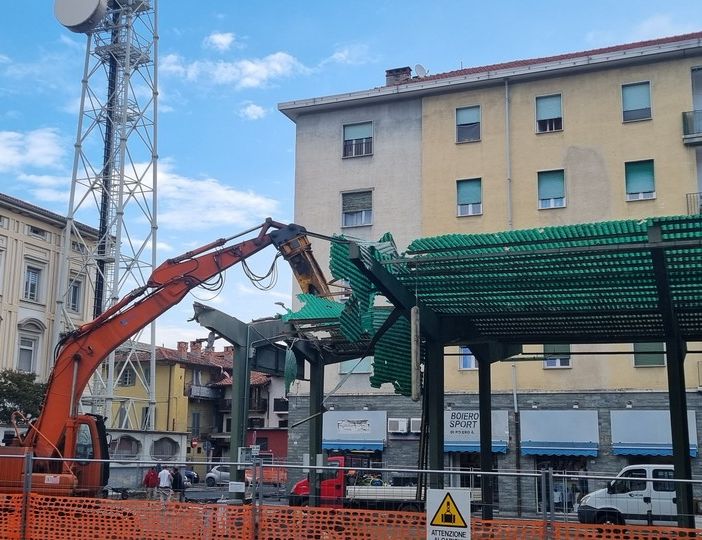 Nuova piazza Roma di Pinerolo: iniziati i lavori di demolizione della tettoia