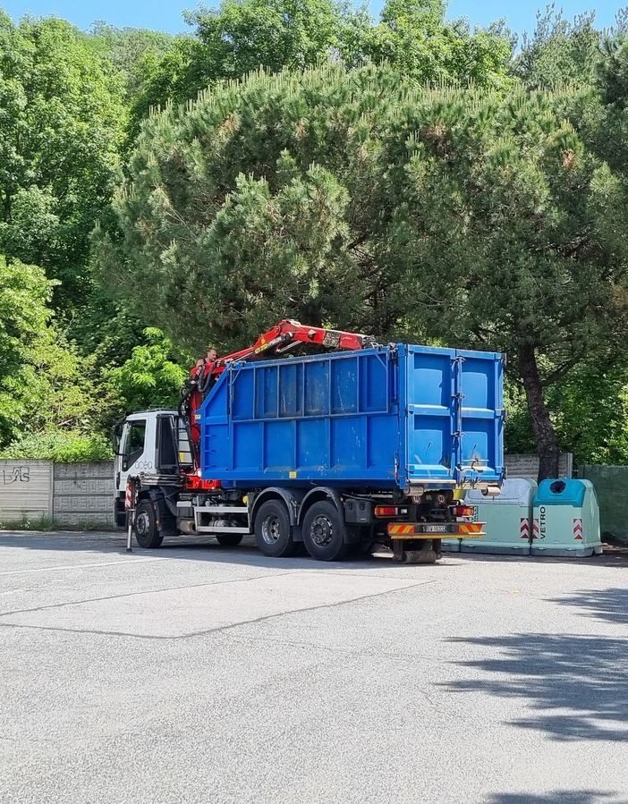 Il camion Acea al lavoro in viale Tosel a Pinerolo