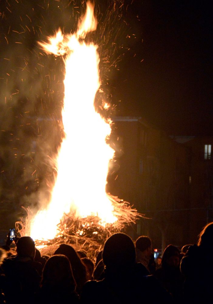 Il falò che anticipa la festa del 17 Febbraio (Foto di Cinzia Consolati)