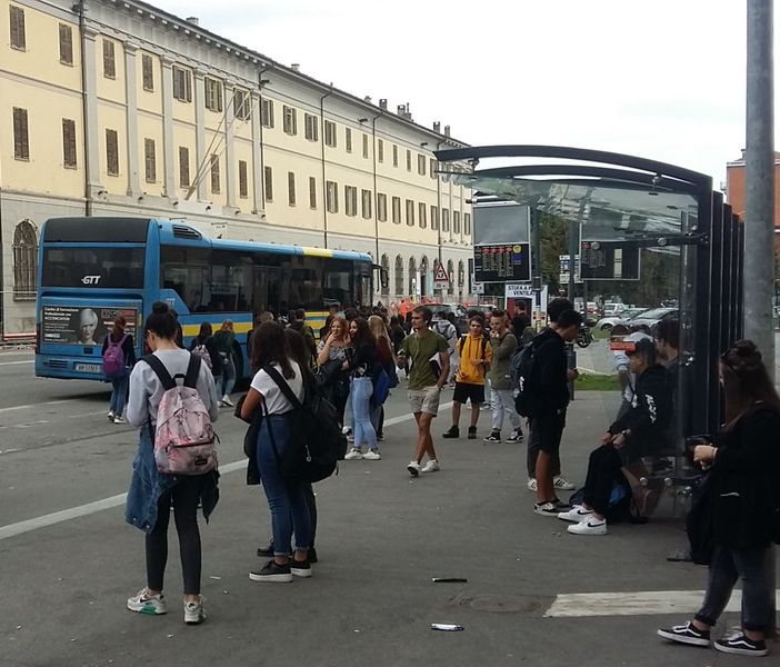 Decine  e decine di alunni cumianesi restano a piedi a Pinerolo