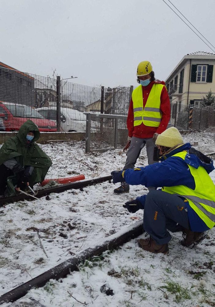 Attivisti in azione al passaggio livello di corso Torino a Pinerolo