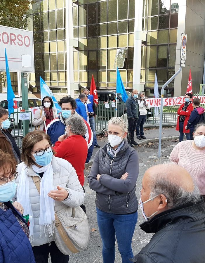 «Sembra di essere tornati a marzo»: la protesta degli operatori sanitari a Pinerolo [VIDEO]