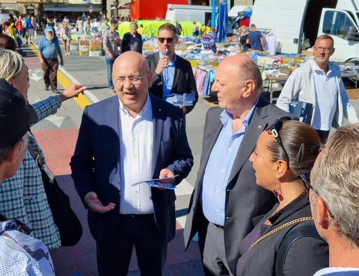 I candidati di Forza Italia alle Politiche del 25 settembre in visita al mercato di Pinerolo