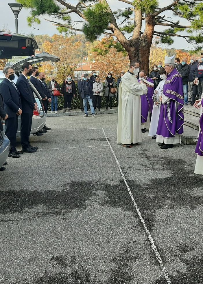 Il vescovo che accoglie le bare